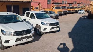 Arias subasta 50 camiones, 20 Mitsubishi doble cabina y 10 Toyota Hilux