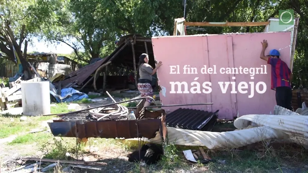Mientras esperan por el camión que los llevará a su nueva vivienda, los vecinos de Isla de Gaspar desarman sus viejos ranchos.