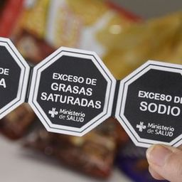 Las razones de la diputada Fernández Molero para derogar el etiquetado frontal: Cuando todo tiene sellos negros, nada lo tiene Las razones de la diputada Fernández Molero para derogar el etiquetado frontal: Cuando todo tiene sellos negros, nada lo tiene