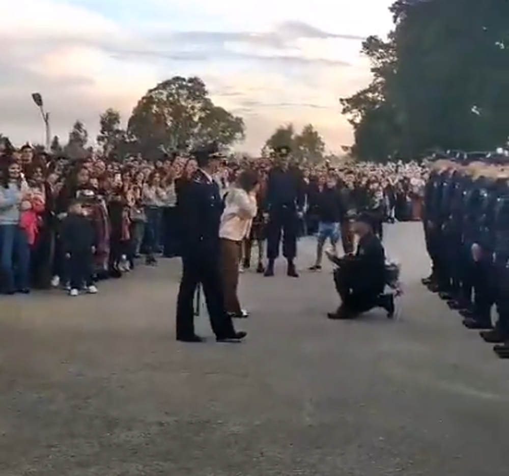 El momento de la propuesta por parte del policía