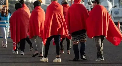 Personal de Salvamento Marítimo atiende a migrantes rescatados en Canarias.