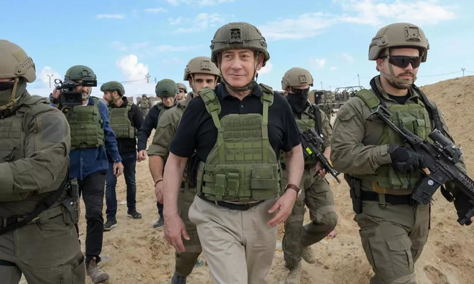 El Primer Ministro de Israel, Benjamin Netanyahu (c), visita el Corredor Netzarim, en Gaza.