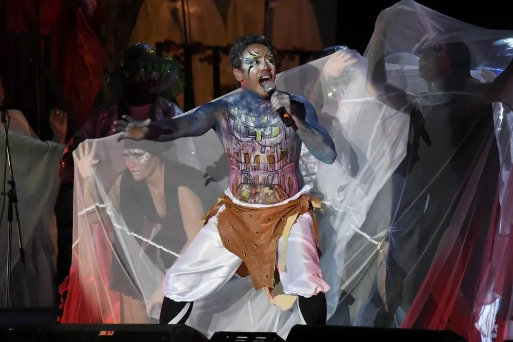 El escobero (y cantante) de Sarabanda, en el Teatro de Verano.