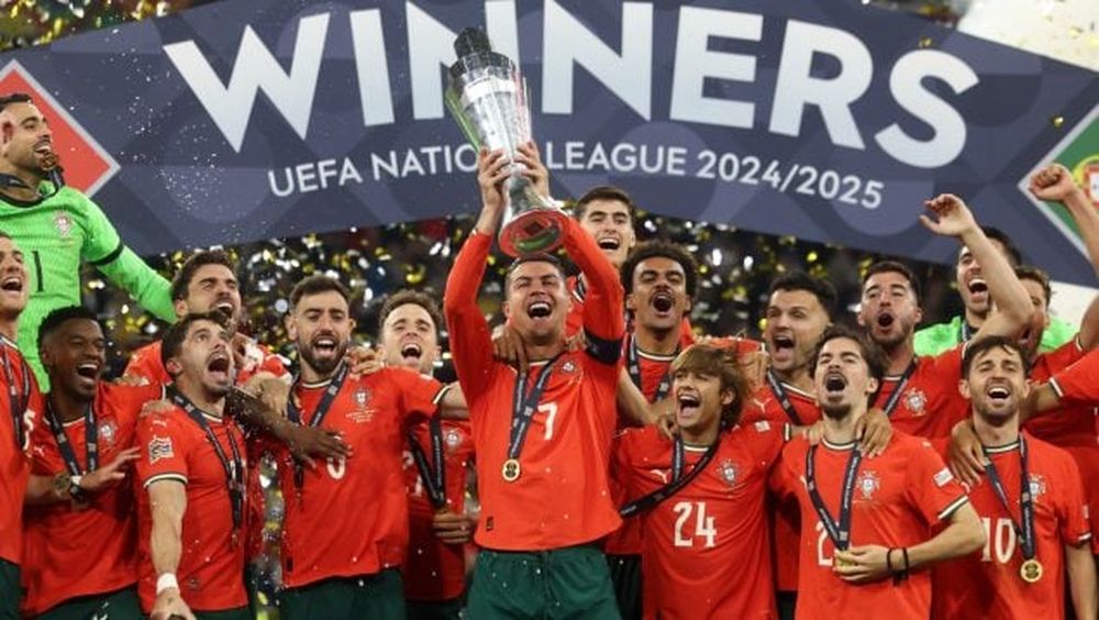 Cristiano Ronaldo celebra con su equipo el título de Portugal.