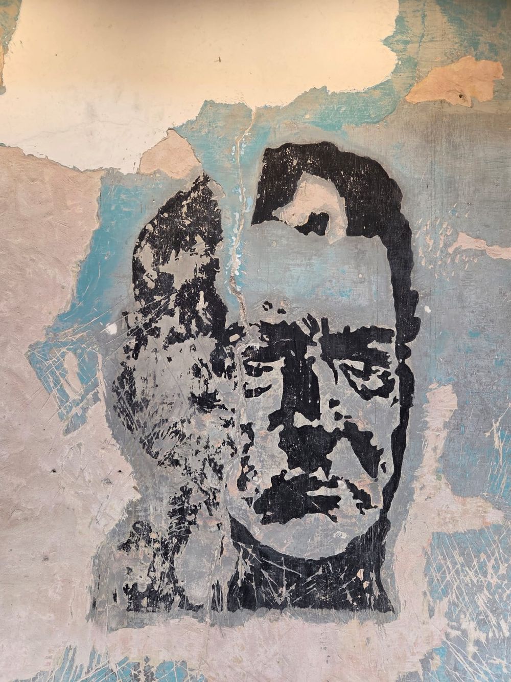 Cortesía del senador Sebastián Sabini, quien publicó en sus redes: Este retrato de Artigas se encontró debajo de veinte capas de pintura en donde funcionaba la Biblioteca Popular en la vieja casa de los Artigas en Sauce.