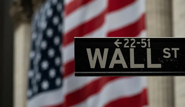 Wall Street termina en fuerte baja y acciones de Netflix se desploman 21%