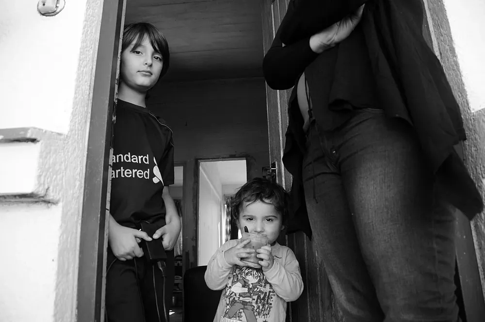 Lucas Sena, uno de los niños afectados, junto a su hermano menor, Thiago