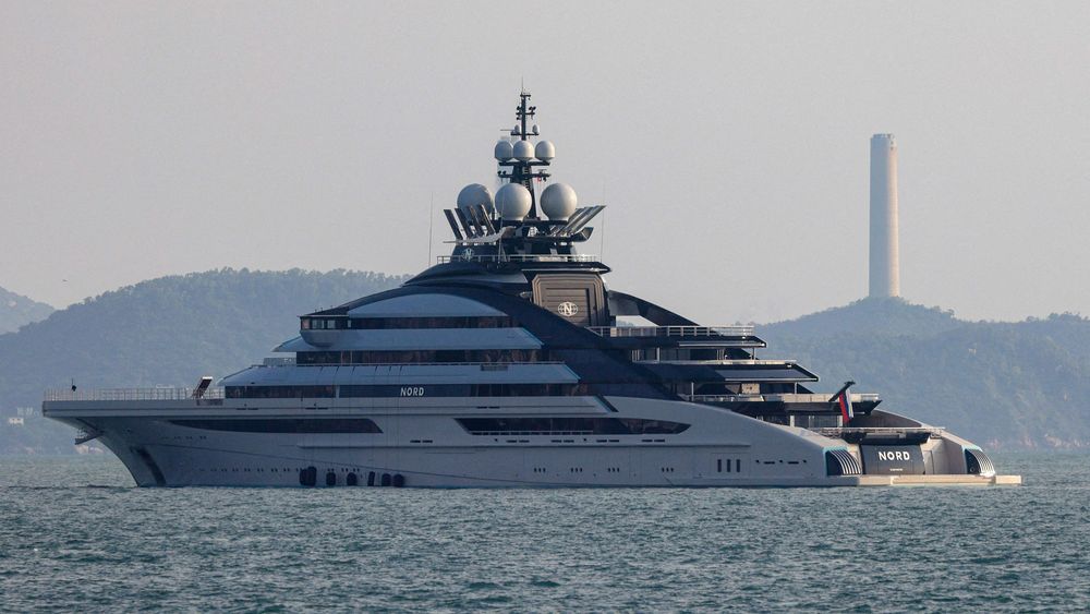 El superyate ruso que navega por el estrecho de Ormuz a pesar del bloqueo