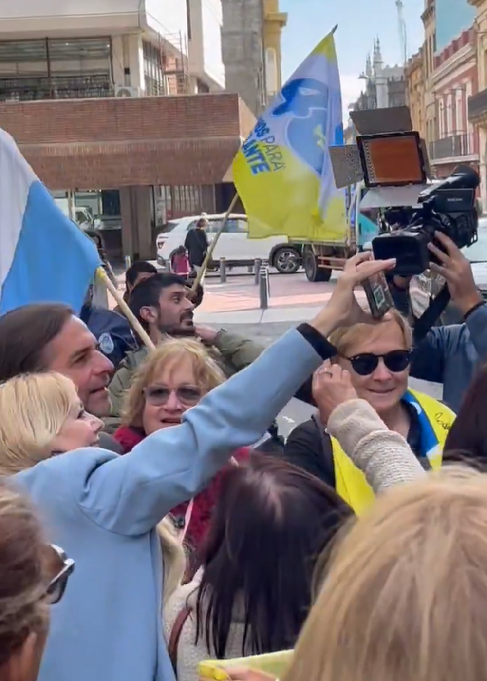Lacalle Pou llegando a la Casa del Partido Nacional