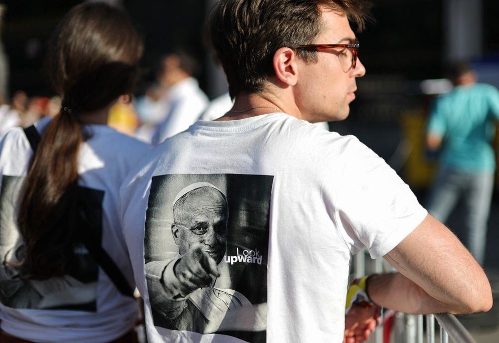 Un hombre que lleva una camiseta con la imagen del papa espera el comienzo de la Santa Misa, que será oficiada por el papa León XIV en la Plaza de Cibeles, en una calle adyacente de Madrid, el 7 de junio de 2026. Un hombre que lleva una camiseta con la imagen del papa espera el comienzo de la Santa Misa, que será oficiada por el papa León XIV en la Plaza de Cibeles, en una calle adyacente de Madrid, el 7 de junio de 2026.