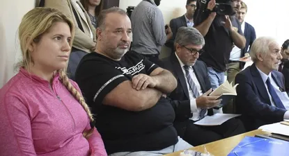 Paola Fiege y Marcelo Balcedo en una de las audiencias junto a sus exabogados Alejandro Balbi y Víctor Della Valle 