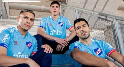 Luis Suárez, Sergio Rochet y Brian Ocampo con la camiseta de alternativa de Nacional