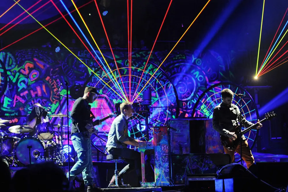 Lásers, graffitis y neón, los tres elementos que hacen la imagen de Coldplay en su último disco