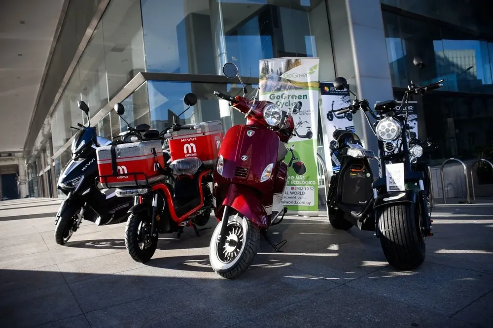 Exposición de vehículos eléctricos en la Torre Ejecutiva