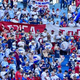 Hinchas de Nacional en la Colombes