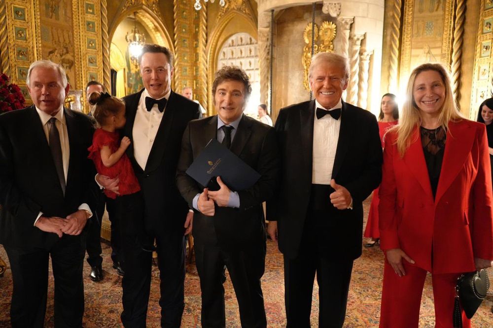 El presidente Javier Milei junto al presidente electo Donald Trump y el empresario Elon Musk. También participaron del encuentro la secretaria General de la Presidencia, Karina Milei, y el canciller, Gerardo Werthein.