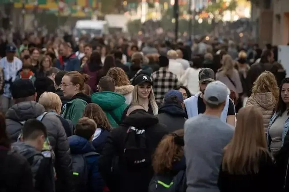Cientos de personas realizan compras en la avenida del Portal de lÀngel de Barcelona.