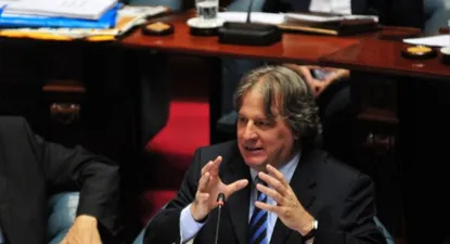 El déficit subió por toma de recaudos para enfrentar posible shock externo, dijo Lorenzo