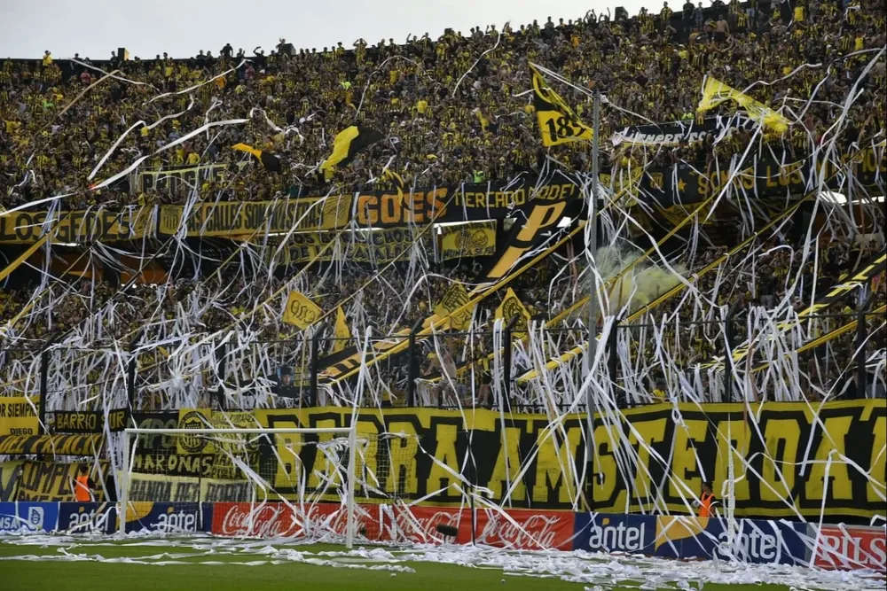 Serpentinas en el Campeón del Siglo, de la fiesta a la agresión