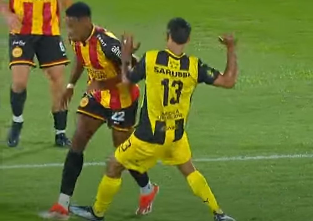 Eduardo Darias, de Peñarol, cometió un penal en la hora y se salvó de la segunda amarilla&nbsp;