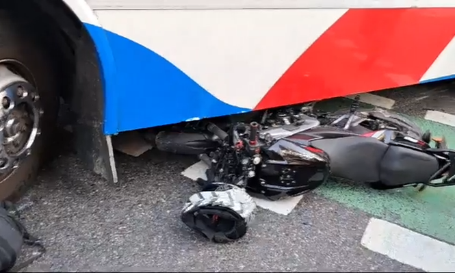 Un colectivo embistió a una moto en Recoleta: el motociclista está gravemente herido