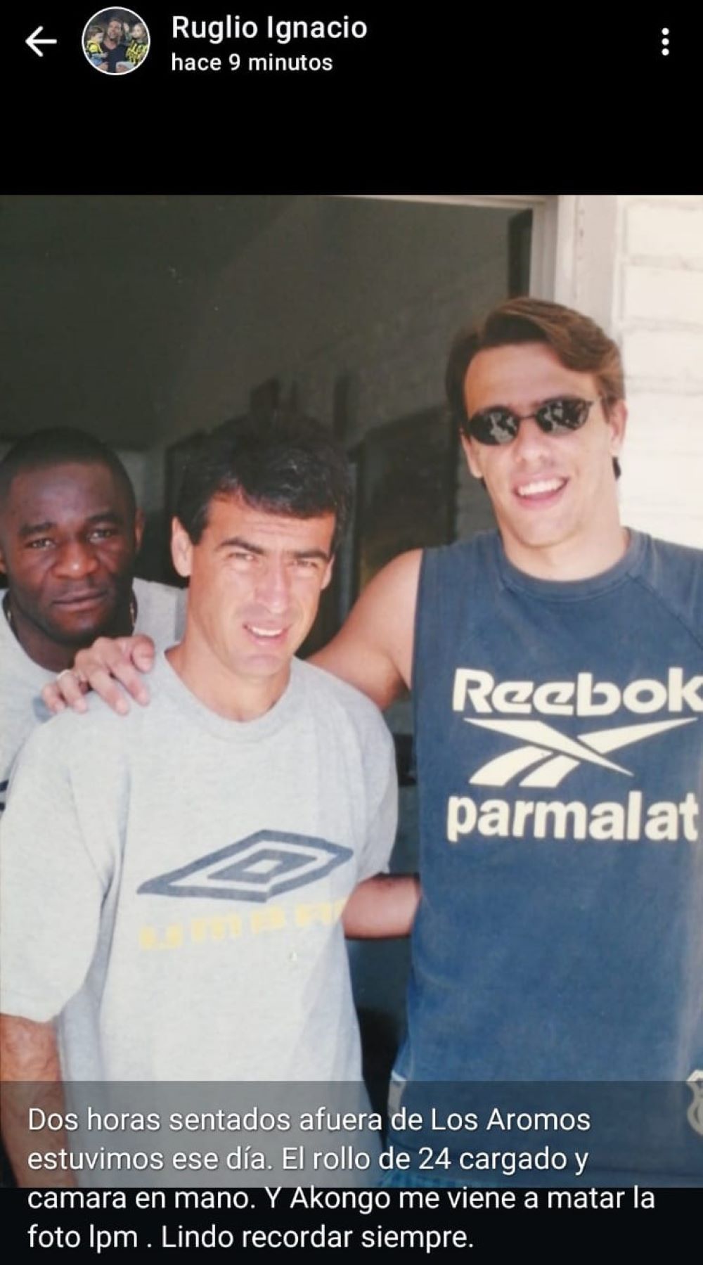 La foto de Ignacio Ruglio cuando era solo un hincha más de Peñarol y fue a Los Aromos para tener una con Pablo Bengoechea, entonces, el ídolo y capitán aurinegro; el camerunés Joseph Akongo, se metió de pesado en la toma La foto de Ignacio Ruglio cuando era solo un hincha más de Peñarol y fue a Los Aromos para tener una con Pablo Bengoechea, entonces, el ídolo y capitán aurinegro; el camerunés Joseph Akongo, se metió de pesado en la toma