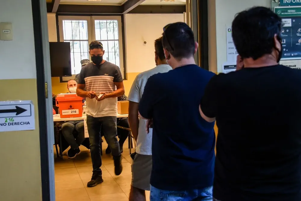 Los motivos por los que se puede justificar la inasistencia a las urnas son: fuerza mayor, razones médicas, o estar fuera del país el día de la elección