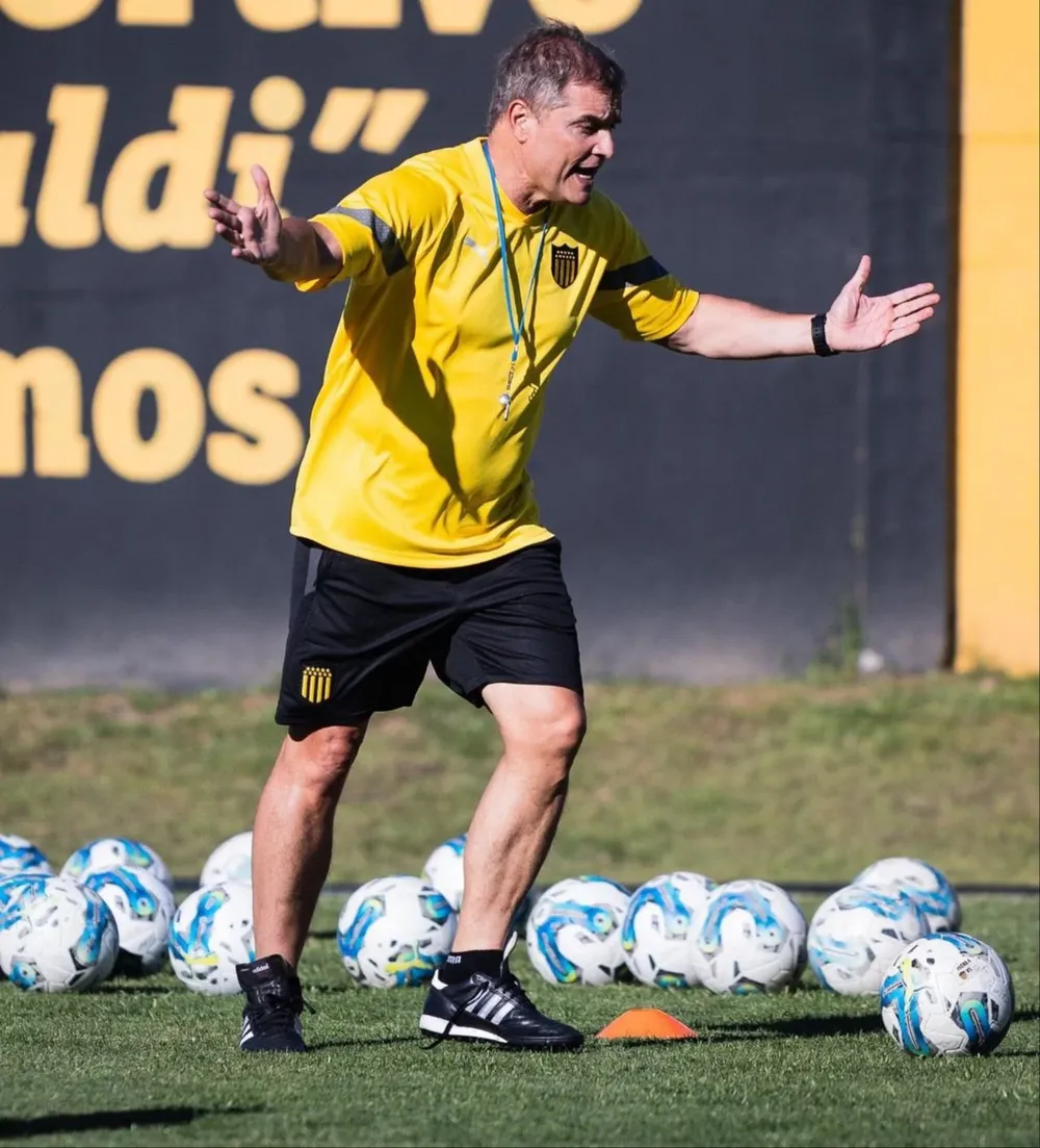 Diego Aguirre ya dirigió su primera práctica tras su regreso a Peñarol
