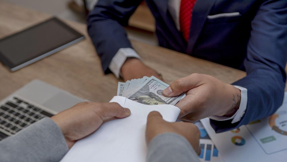 En entornos que normalizan la corrupción, la presión del medio activa las áreas del cerebro social, aumentando la motivación a emular la conducta grupal aunque se oponga a los principios éticos individuales.