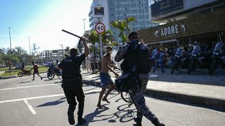 La Policía de Río contra hinchas de Peñarol