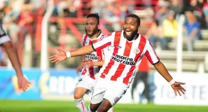 Santiago García y uno de sus festejos en el Apertura 2015