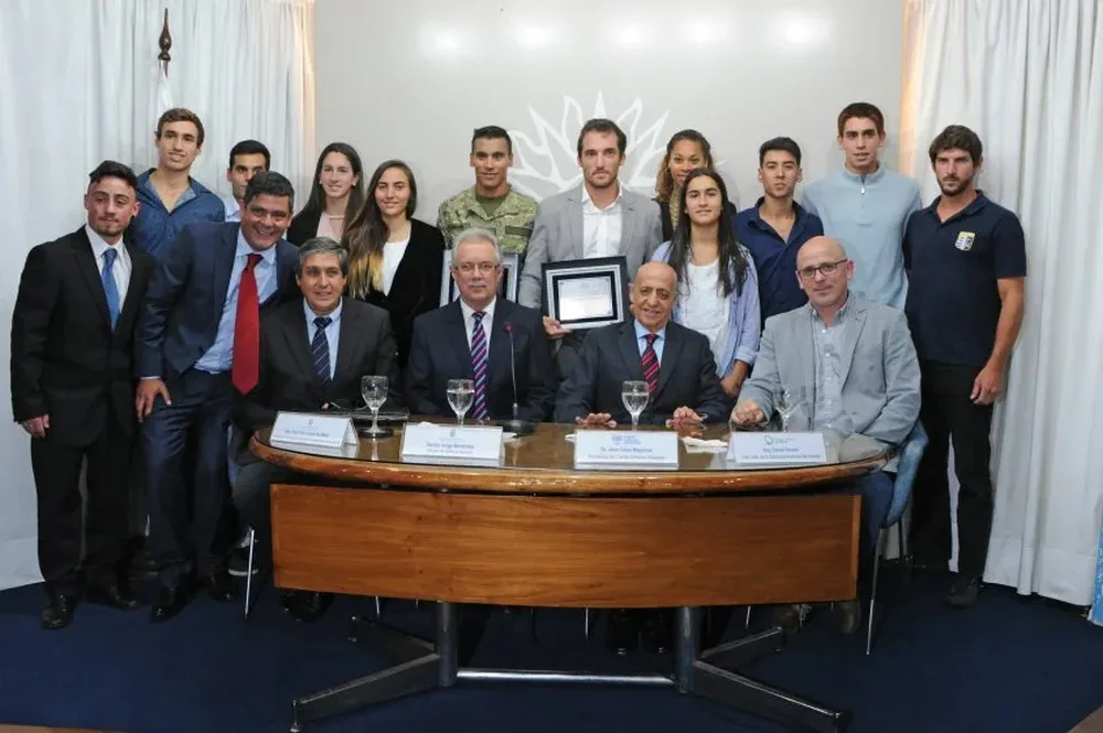 Autoridades y deportistas en el acto del MDN