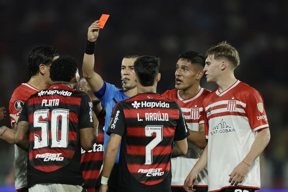 Gonzalo Plata de Flamengo es expulsado por el arbitro Andrés Rojas, en un partido de cuartos de final de la Copa Libertadores entre Flamengo y Estudiantes de La Plata en el Estadio Maracaná en Río de Janeiro