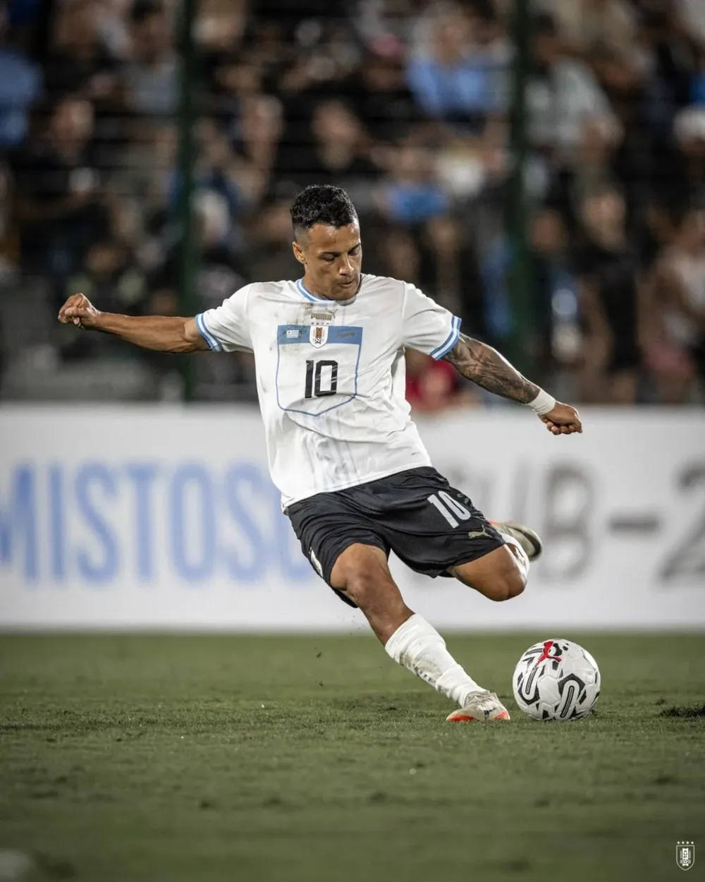 Tiago Palacios con la 10 de Uruguay