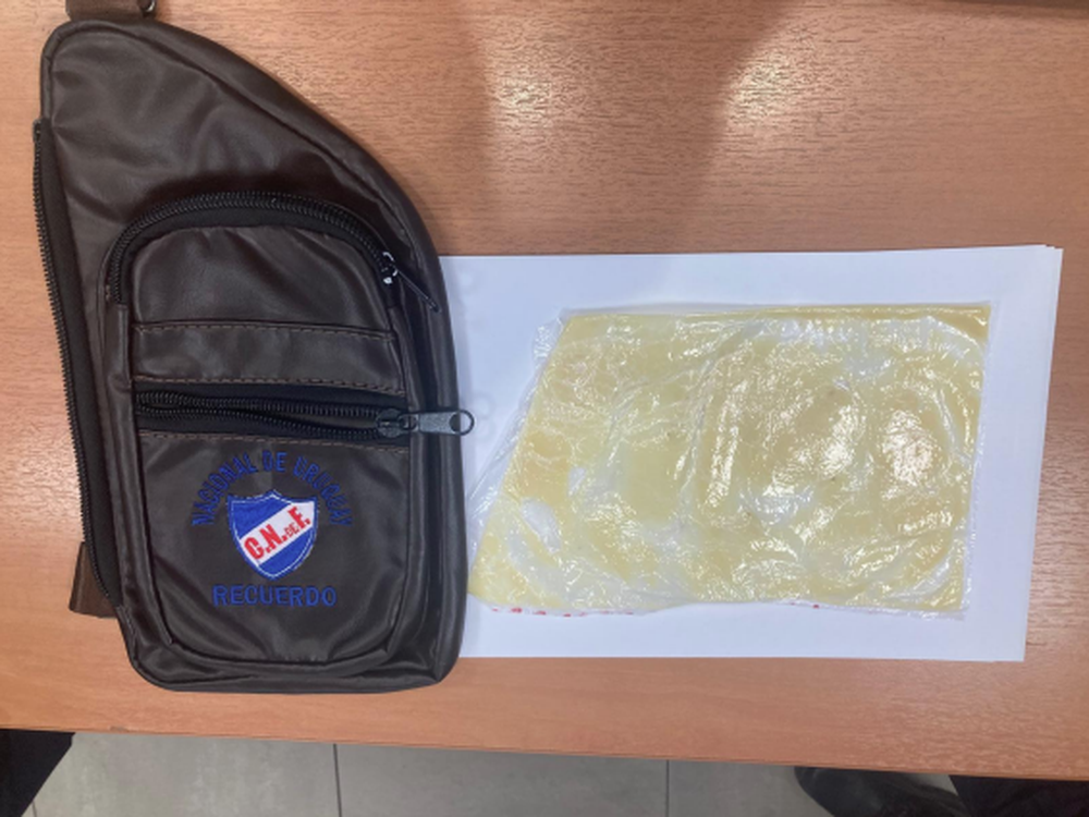 Parte de la droga encontrada en la encomienda a Hong Kong, dentro de un morral de Nacional
