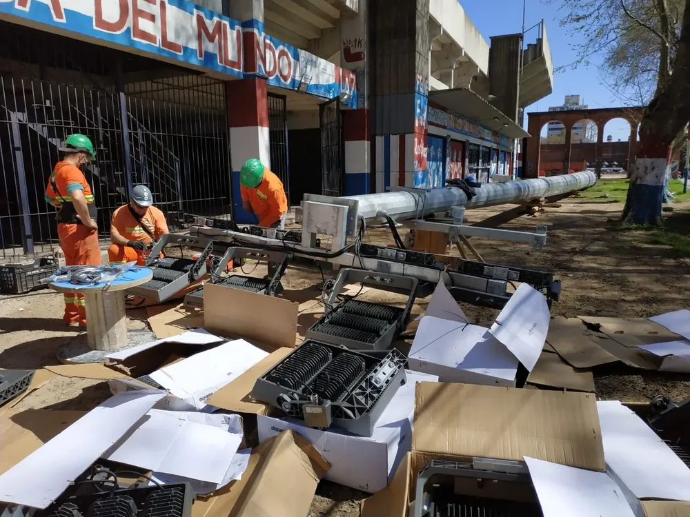 Instalación de las nuevas luces del Gran Parque Central