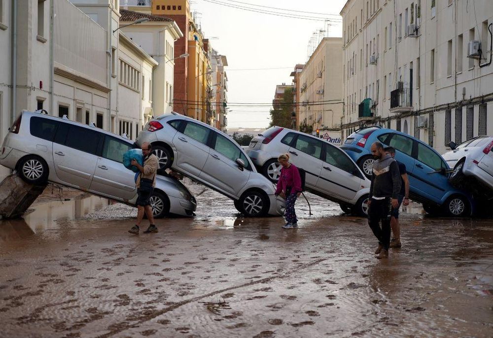 Una fila de coches apilados después del paso de los torrentes de agua causados por la DANA.