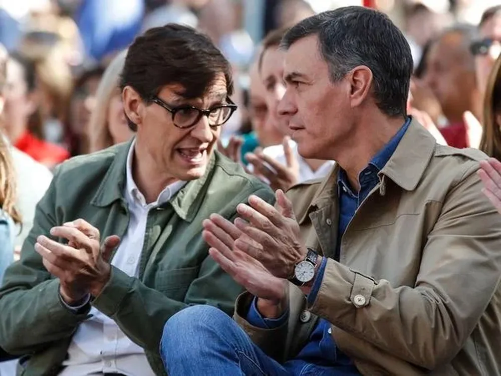 El presidente en funciones, Pedro Sánchez, con el líder del PSC, Salvador Illa