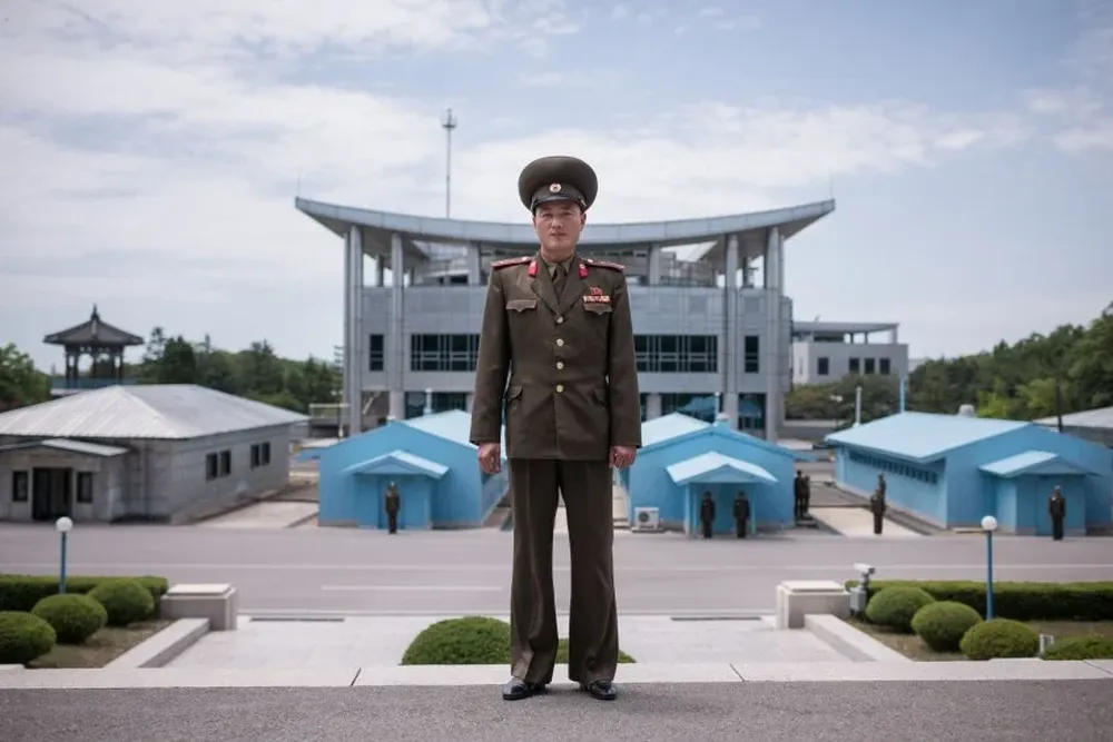Un soldado norcoreano en la frontera con Corea del Sur. Al fondo, el límite fronterizo.