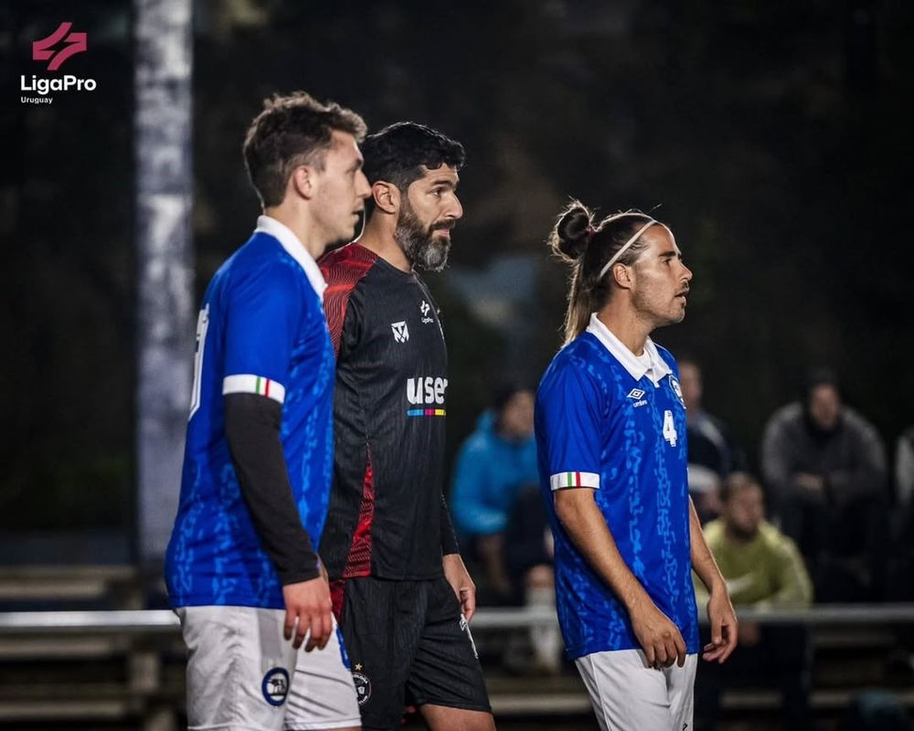 El Loco Abreu debutó en el equipo de Jeremía Recoba