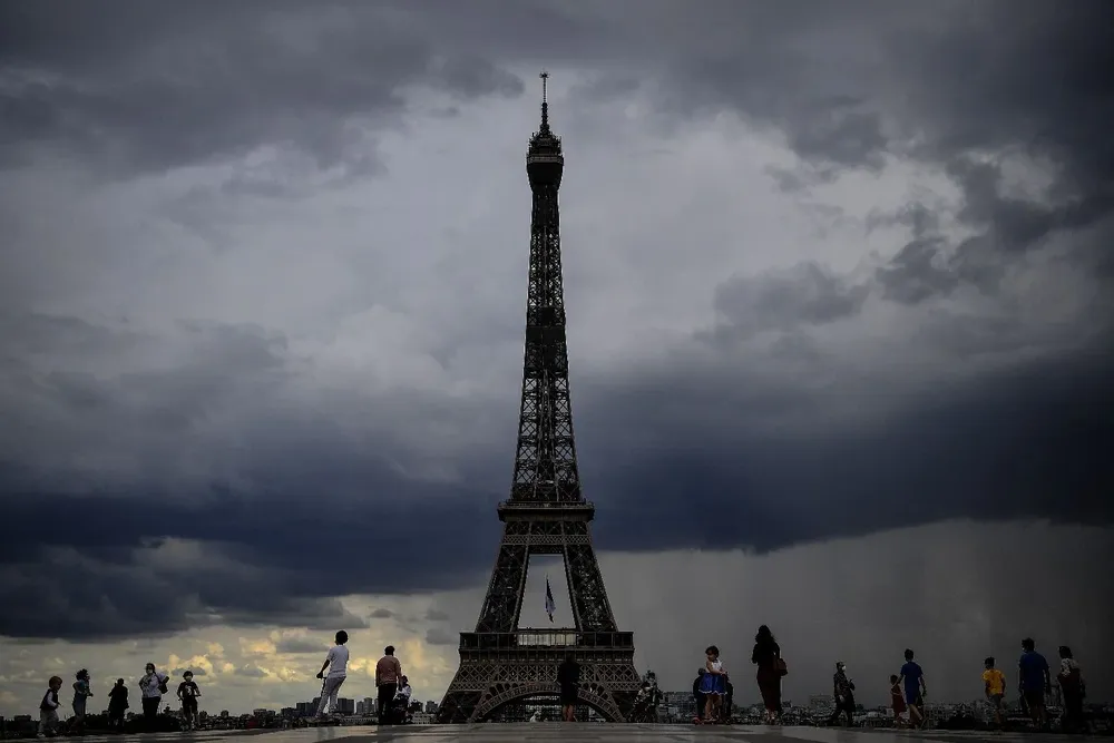 La Torre Eiffel frente a un cielo encapotado