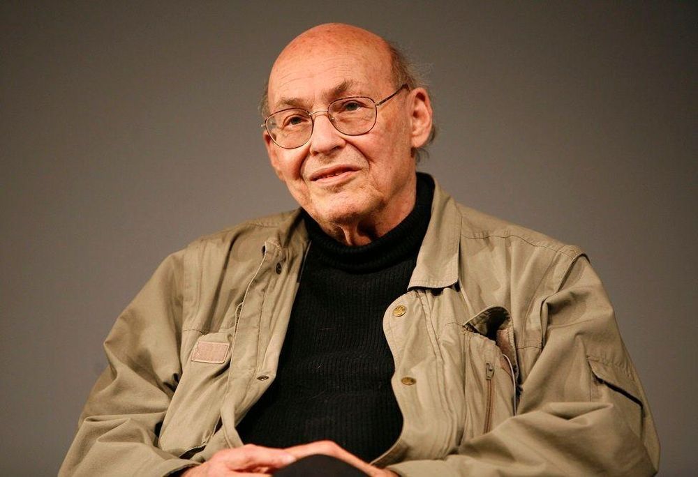 Marvin Minsky, quien fue una figura clave en el avance de la inteligencia artificial, fue el asesor de la tesis doctoral del profesor Blum.