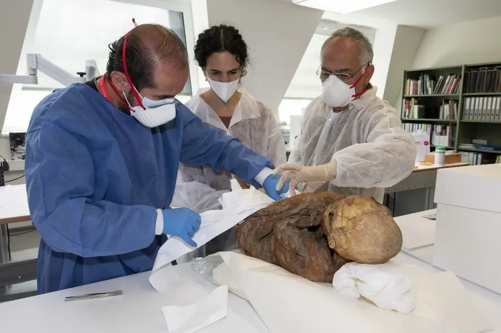 Un grupo interdisciplinario de científicos examinaron el 10 de mayo de 2023 los cuerpos momificados para establecer su antigüedad y señas culturales.