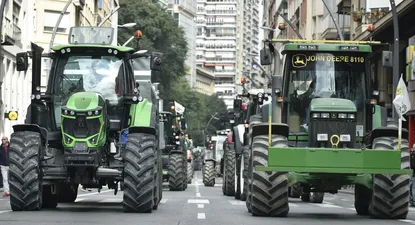 Agricultores españoles participan en una tractorada en Bruselas.