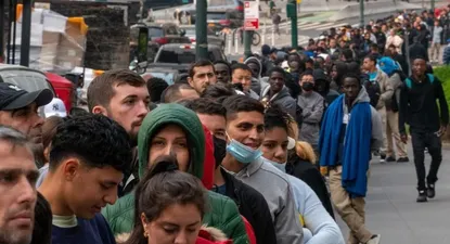 Miles de migrantes buscan tramitar sus papeles en Nueva York.