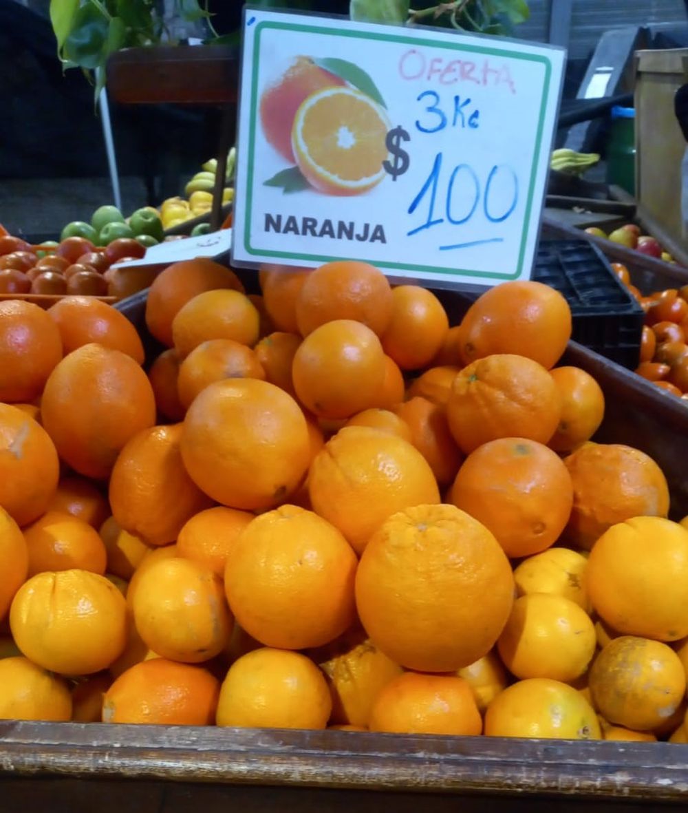 Frutas con precios accesibles, por ejemplo la naranja.