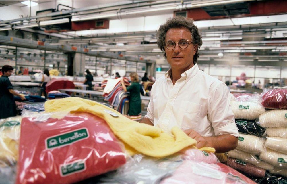 Luciano Benetton en una de sus fábricas en la década de 1980.