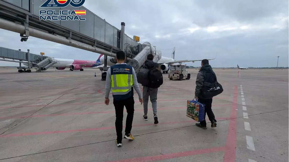 La Policía Nacional expulsa de España un peluquero de Mataró por captar combatientes para Dáesh.