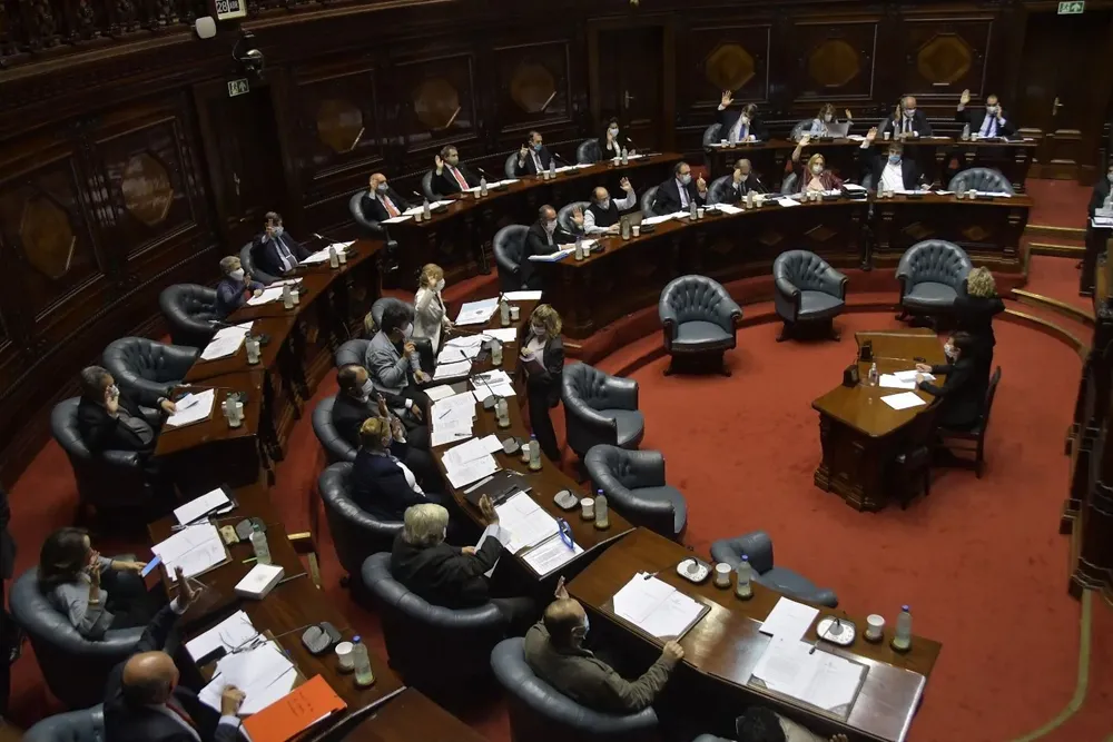 Un informe jurídico en poder de legisladores del Frente Amplio afirma que se venció el plazo para elevar los antecedentes de la compra de vacunas al TCR