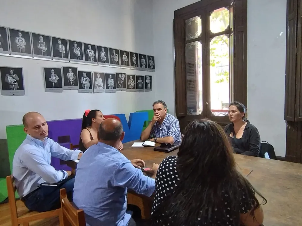 El precandidato Yamandú Orsi en reunión con el sindicato de PedidosYa